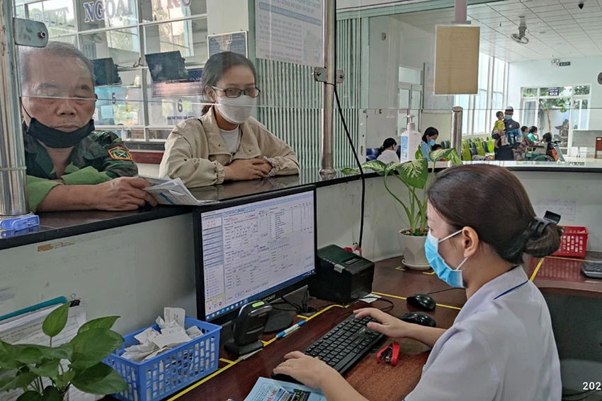 Người dân đến đăng ký khám chữa bệnh tại BV quận Gò Vấp. Ảnh: NGUYỄN HIỀN Người dân đến đăng ký khám chữa bệnh tại BV quận Gò Vấp. Ảnh: NGUYỄN HIỀN