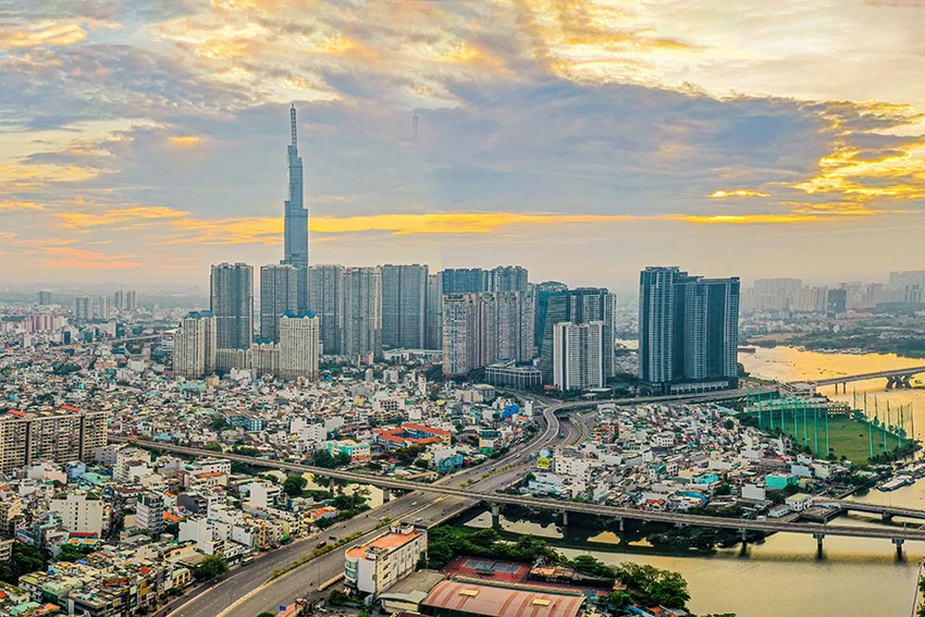 Nhiều người khai giá bán trên hợp đồng thấp hơn giá giao dịch thực tế. Ảnh: HÀ THANH Nhiều người khai giá bán trên hợp đồng thấp hơn giá giao dịch thực tế. Ảnh: HÀ THANH