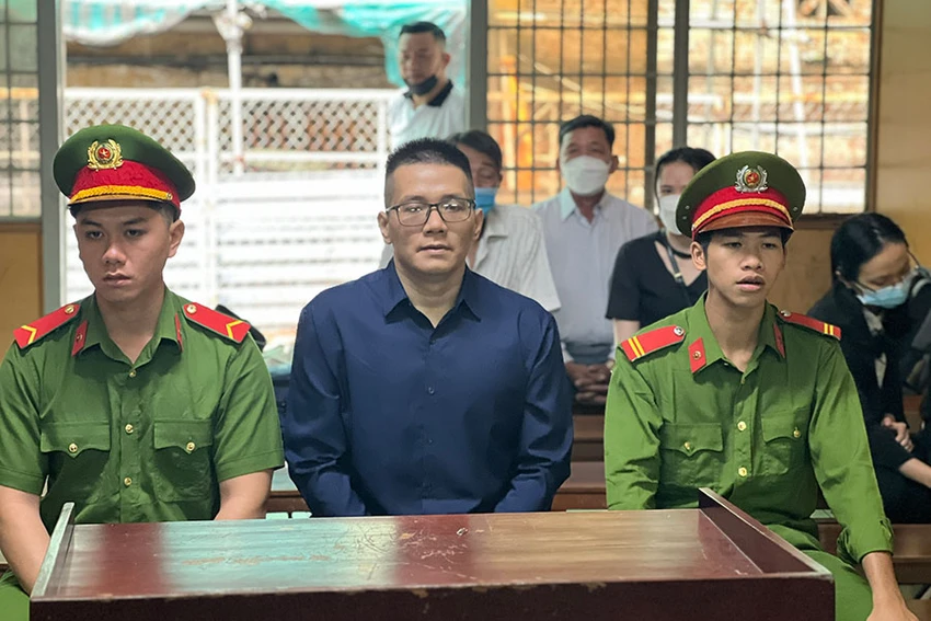 Bị cáo Nhâm Hoàng Khang bị tuyên phạt 10 năm tù về tội cưỡng đoạt tài sản. Ảnh: HỮU ĐĂNG Bị cáo Nhâm Hoàng Khang bị tuyên phạt 10 năm tù về tội cưỡng đoạt tài sản. Ảnh: HỮU ĐĂNG