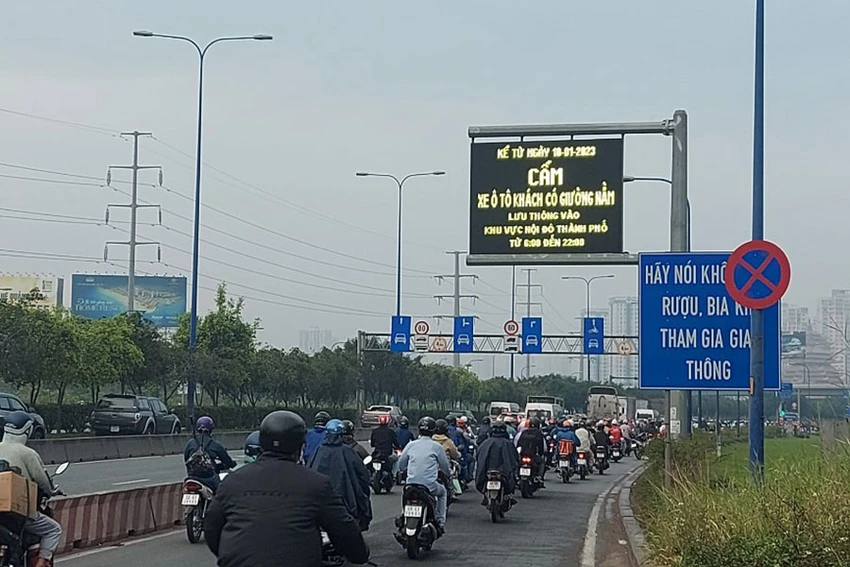 Thời gian cấm xe khách giường nằm lưu thông vào nội đô TP.HCM từ 6 giờ đến 22 giờ. Ảnh: ĐÀO TRANG Thời gian cấm xe khách giường nằm lưu thông vào nội đô TP.HCM từ 6 giờ đến 22 giờ. Ảnh: ĐÀO TRANG