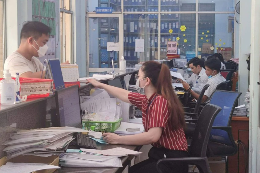 Người dân đến UBND phường 3, quận Gò Vấp (TP.HCM) làm thủ tục liên quan đến hộ tịch. Ảnh: NGUYỄN HIỀN Người dân đến UBND phường 3, quận Gò Vấp (TP.HCM) làm thủ tục liên quan đến hộ tịch. Ảnh: NGUYỄN HIỀN