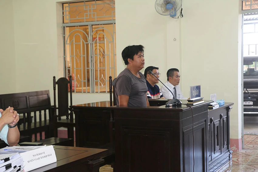 Bị cáo Vinh là thợ hàn tại phiên tòa ngày 10-1. Ảnh: CTV Bị cáo Vinh là thợ hàn tại phiên tòa ngày 10-1. Ảnh: CTV