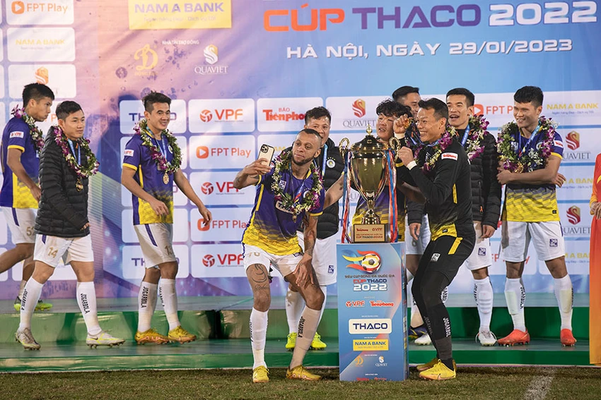 Các cầu thủ Hà Nội ăn mừng chức vô địch siêu cúp quốc gia. ẢNH: HẢI THỊNH Các cầu thủ Hà Nội ăn mừng chức vô địch siêu cúp quốc gia. ẢNH: HẢI THỊNH