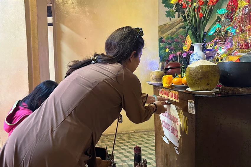 Người dân đi lễ đầu năm ở chùa Giác Lâm. Ảnh: HUỲNH THƠ Người dân đi lễ đầu năm ở chùa Giác Lâm. Ảnh: HUỲNH THƠ