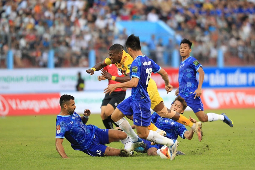 Tân binh Khánh Hòa trong trận tiếp Thanh Hóa trên sân nhà Nha Trang. Ảnh: ANH PHƯƠNG