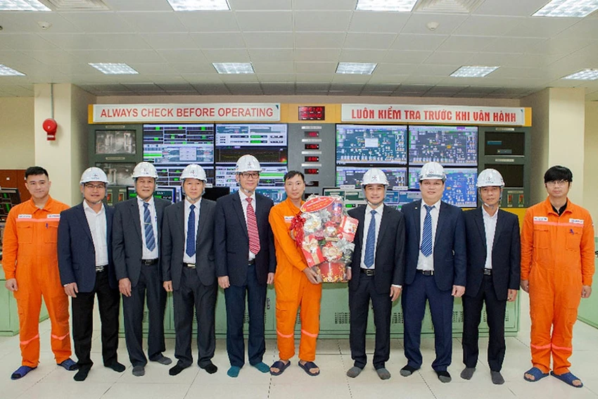 Đại diện lãnh đạo tổng công ty, công đoàn tổng công ty thăm và chúc tết tại Nhà máy nhiệt điện Mông Dương 1. Ảnh: ĐT