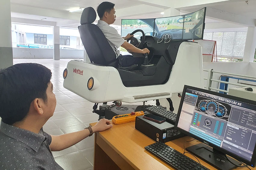 Các đơn vị đào tạo lái xe cho biết tăng học phí vì phải đầu tư cơ sở hạ tầng như cabin điện tử hơn 400 triệu đồng. Ảnh: THY NHUNG Các đơn vị đào tạo lái xe cho biết tăng học phí vì phải đầu tư cơ sở hạ tầng như cabin điện tử hơn 400 triệu đồng. Ảnh: THY NHUNG