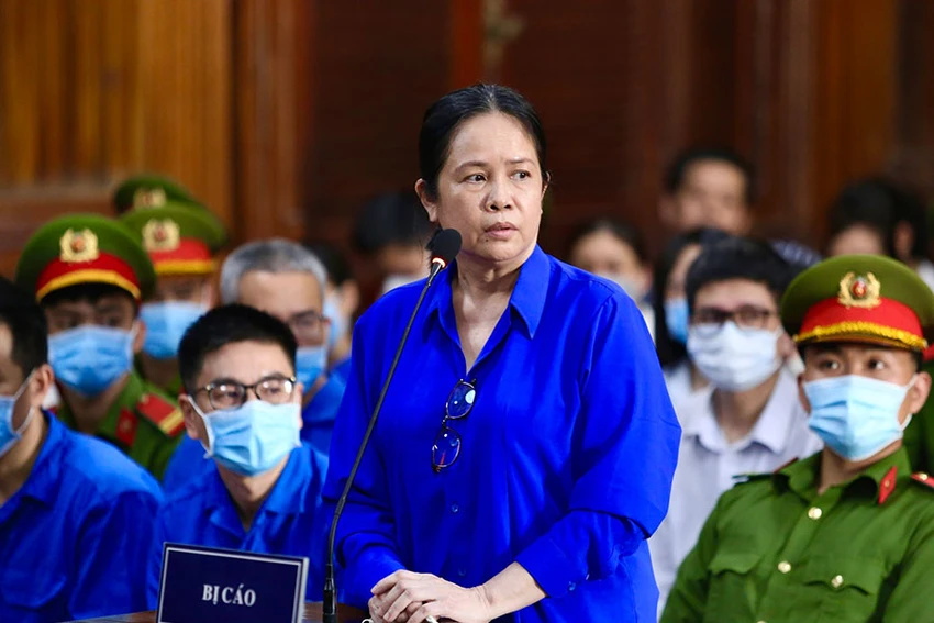 Bà Bùi Thị Lệ Phi (cựu giám đốc Sở Y tế TP Cần Thơ) phủ nhận việc nhận 3,2 tỉ đồng từ bà Nga. Ảnh: HOÀNG GIANG