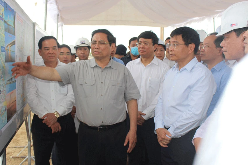 Thủ tướng Phạm Minh Chính khảo sát cầu Rạch Miễu 2 và có nhiều chỉ đạo liên quan đến dự án. Ảnh: ĐH