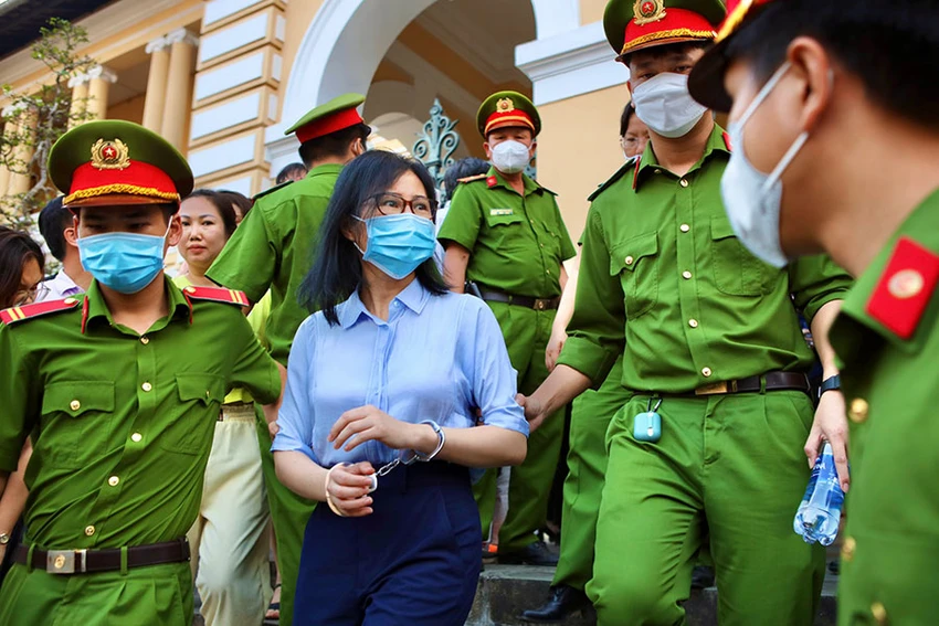 Bị cáo Hoàng Thị Thúy Nga sau khi nghe tòa tuyên án vào chiều 17-2. Ảnh: NGUYỆT NHI Bị cáo Hoàng Thị Thúy Nga sau khi nghe tòa tuyên án vào chiều 17-2. Ảnh: NGUYỆT NHI