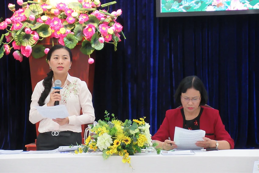 Bà Phan Kiều Thanh Hương (Phó Chủ tịch Ủy ban MTTQ Việt Nam TP, đứng) và bà Ung Thị Xuân Hương (Phó Chủ tịch Hội Luật gia TP.HCM) chủ trì hội nghị. Ảnh: YẾN CHÂU Bà Phan Kiều Thanh Hương (Phó Chủ tịch Ủy ban MTTQ Việt Nam TP, đứng) và bà Ung Thị Xuân Hương (Phó Chủ tịch Hội Luật gia TP.HCM) chủ trì hội nghị. Ảnh: YẾN CHÂU