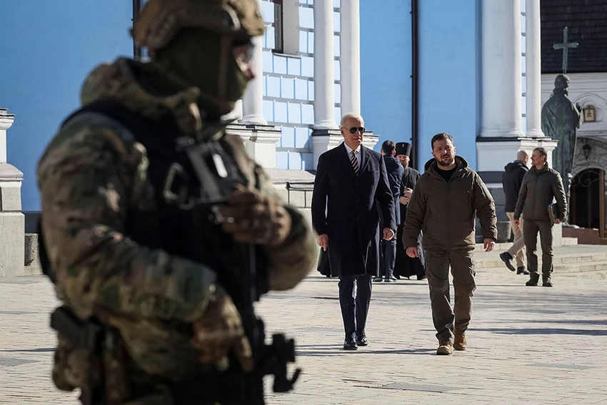 Tổng thống Ukraine Volodymyr Zelensky (phải) và Tổng thống Mỹ Joe Biden (trái) thăm nhà thờ St. Michael ở thủ đô Kiev (Ukraine) vào ngày 20-2. Ảnh: REUTERS Tổng thống Ukraine Volodymyr Zelensky (phải) và Tổng thống Mỹ Joe Biden (trái) thăm nhà thờ St. Michael ở thủ đô Kiev (Ukraine) vào ngày 20-2. Ảnh: REUTERS