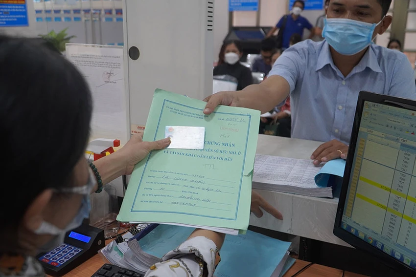 Người dân thực hiện thủ tục hành chính thông qua việc tra cứu CCCD và một số giấy tờ khác tại UBND quận Tân Bình, TP.HCM. Ảnh: HUỲNH THƠ Người dân thực hiện thủ tục hành chính thông qua việc tra cứu CCCD và một số giấy tờ khác tại UBND quận Tân Bình, TP.HCM. Ảnh: HUỲNH THƠ