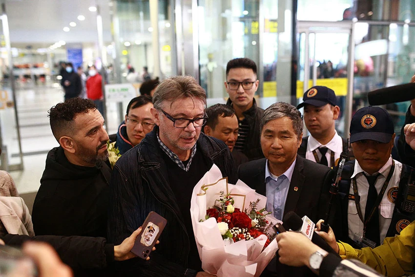 HLV Troussier đến Việt Nam và trả lời phỏng vấn ngắn ngay tại sân bay Nội Bài. Ảnh: ANH PHƯƠNG HLV Troussier đến Việt Nam và trả lời phỏng vấn ngắn ngay tại sân bay Nội Bài. Ảnh: ANH PHƯƠNG