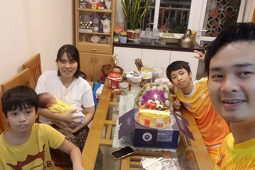 BS Dương Tiến Cần tổ chức sinh nhật cho con tròn một năm vợ anh vượt cạn một mình trong khi anh giấu cả nhà việc phải ở với nhóm cầu thủ bị cách ly để chăm sóc họ mau bình phục. Ảnh: BSC BS Dương Tiến Cần tổ chức sinh nhật cho con tròn một năm vợ anh vượt cạn một mình trong khi anh giấu cả nhà việc phải ở với nhóm cầu thủ bị cách ly để chăm sóc họ mau bình phục. Ảnh: BSC