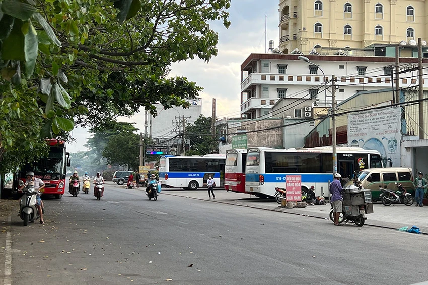 Một khu vực tập trung nhiều xe khách của các nhà xe cách Bến xe Miền Đông cũ khoảng 1 km. Ảnh: NY