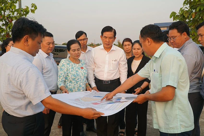 Bà Nguyễn Thị Lệ cùng đoàn giám sát kiểm tra thực địa dự án. Ảnh: Nguyễn Tiến