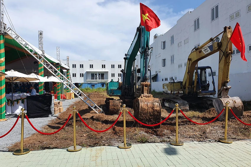 Dự án nhà ở xã hội thuộc khu nhà ở tại phường Phú Hữu, TP Thủ Đức được khởi công từ tháng 9-2022 nhưng đến nay vẫn chưa thể triển khai thi công do còn chờ hoàn tất các thủ tục. Ảnh: KC