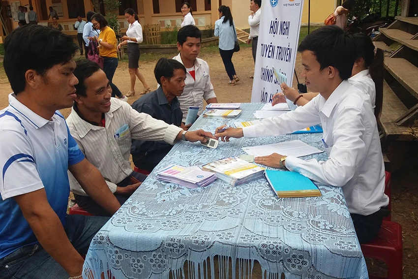 Người dân đăng ký tham gia BHXH để mong về già có lương hưu. Ảnh: V.LONG Người dân đăng ký tham gia BHXH để mong về già có lương hưu. Ảnh: V.LONG