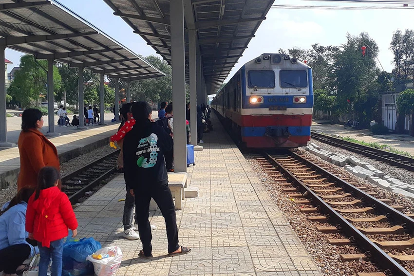 Ngành đường sắt đặt mục tiêu năm 2023 sẽ thoát khỏi tình trạng thua lỗ và từng bước có lãi bù đắp khoản lỗ lũy kế của các năm trước. Ảnh: V.LONG
