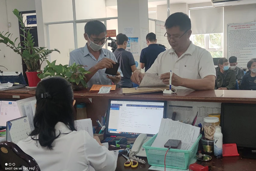 Người dân đến cơ quan BHXH TP.HCM thực hiện các thủ tục liên quan đến BHXH. Ảnh: NGUYỄN HIỀN Người dân đến cơ quan BHXH TP.HCM thực hiện các thủ tục liên quan đến BHXH. Ảnh: NGUYỄN HIỀN