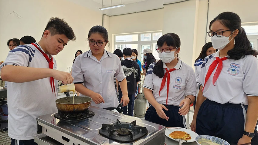 Học sinh lớp 9 Trường THCS Nguyễn Du tham quan Trường THPT Bùi Thị Xuân, quận 1. Ảnh: NTCC Học sinh lớp 9 Trường THCS Nguyễn Du tham quan Trường THPT Bùi Thị Xuân, quận 1. Ảnh: NTCC