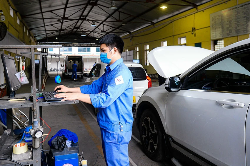 Dự thảo nghị định sửa đổi Nghị định 139 năm 2018 cũng đề xuất mỗi dây chuyền chỉ cần tối thiểu một đăng kiểm viên (thay vì ba như hiện nay). Ảnh: VIẾT LONG Dự thảo nghị định sửa đổi Nghị định 139 năm 2018 cũng đề xuất mỗi dây chuyền chỉ cần tối thiểu một đăng kiểm viên (thay vì ba như hiện nay). Ảnh: VIẾT LONG