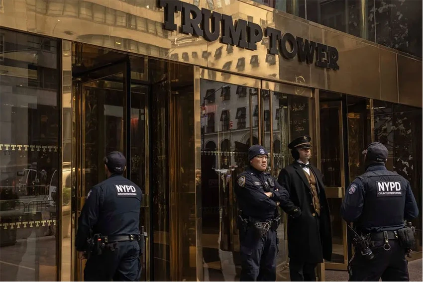 Cảnh sát canh gác trước cao ốc Trump Tower. Ảnh: THE NEW YORK TIMES Cảnh sát canh gác trước cao ốc Trump Tower. Ảnh: THE NEW YORK TIMES