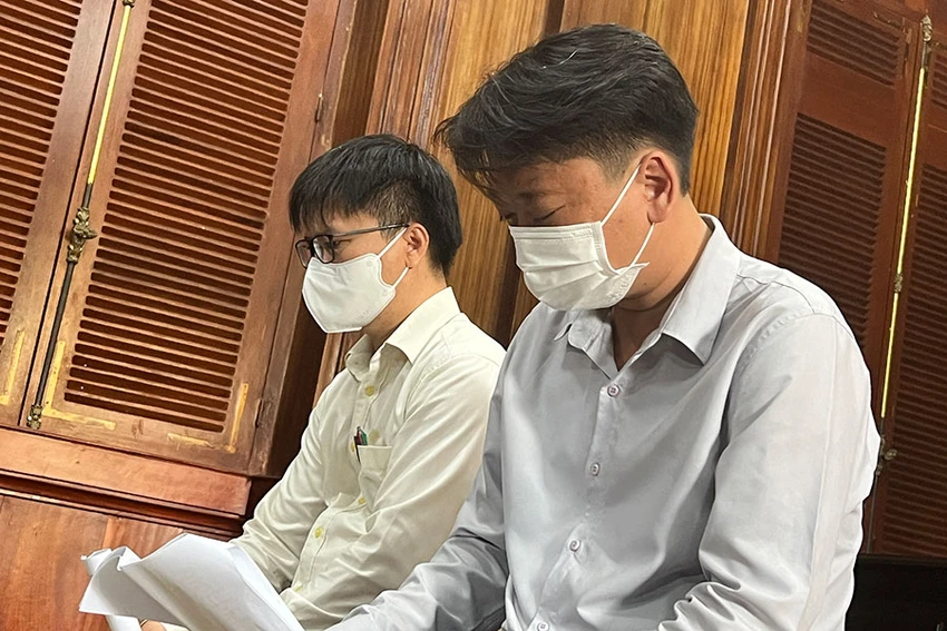 Hai bị cáo Nguyễn Văn Tùng (đeo kính) và Nguyễn Quốc Tuấn. Ảnh: HỮU ĐĂNG Hai bị cáo Nguyễn Văn Tùng (đeo kính) và Nguyễn Quốc Tuấn. Ảnh: HỮU ĐĂNG