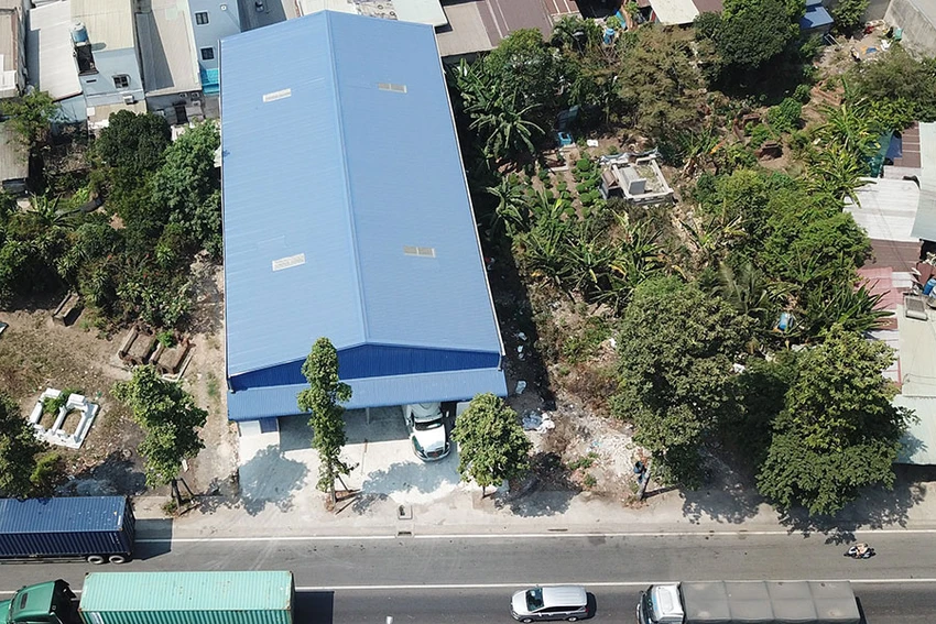 Nhà xưởng xây “lụi” diện tích hơn 600 m2 nằm trên đường Mỹ Phước - Tân Vạn vẫn ngang nhiên tồn tại. Ảnh: KHẢ DOANH - TRẦN NGỌC Nhà xưởng xây “lụi” diện tích hơn 600 m2 nằm trên đường Mỹ Phước - Tân Vạn vẫn ngang nhiên tồn tại. Ảnh: KHẢ DOANH - TRẦN NGỌC