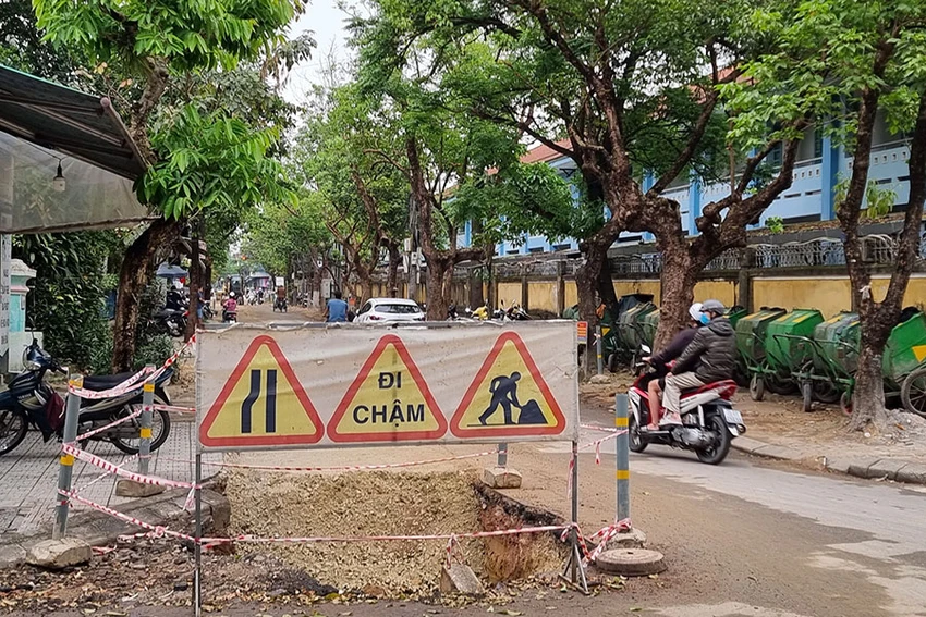 Cuộc sống của người dân gặp khó khăn do thi công đường. Ảnh: N.DO Cuộc sống của người dân gặp khó khăn do thi công đường. Ảnh: N.DO