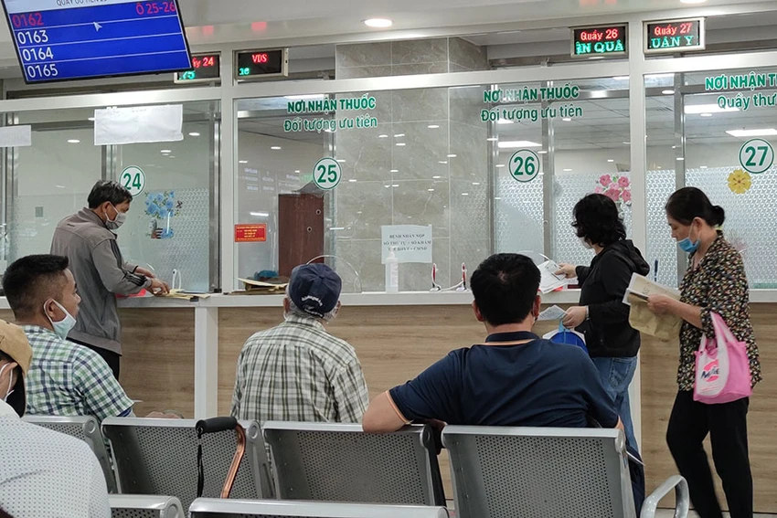 Người dân đến đăng ký khám chữa bệnh tại BV Quân y 175. Ảnh: NGUYỄN HIỀN