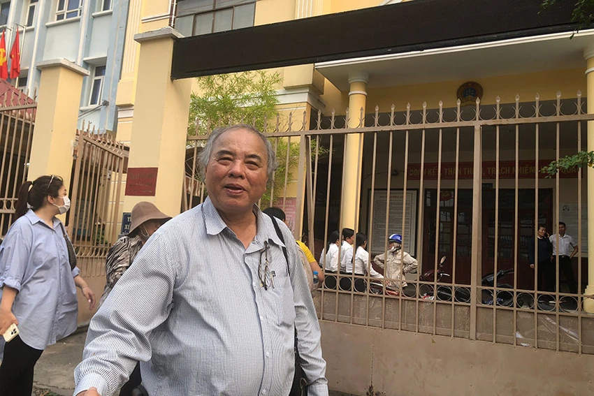 Ông Quyện rời tòa trong niềm vui. Ảnh: TRẦN LINH Ông Quyện rời tòa trong niềm vui. Ảnh: TRẦN LINH