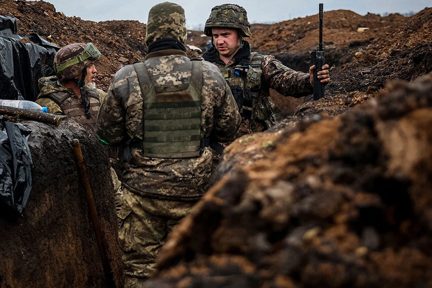 Binh sĩ Ukraine trong một chiến hào ở TP Bakhmut, tỉnh Donetsk, vùng Donbass (miền Đông Ukraine). Ảnh: AFP Binh sĩ Ukraine trong một chiến hào ở TP Bakhmut, tỉnh Donetsk, vùng Donbass (miền Đông Ukraine). Ảnh: AFP
