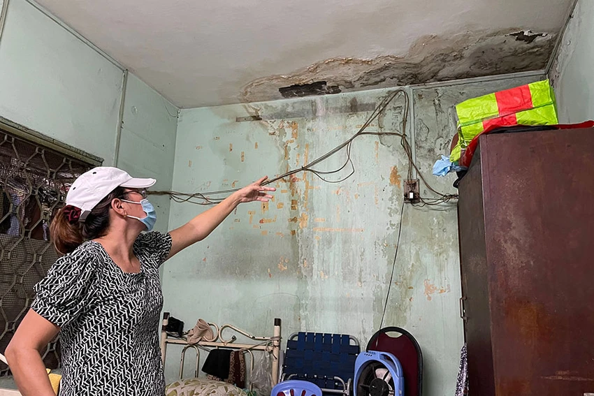 Nhà cửa xuống cấp, thấm dột, bong tróc khiến người dân sống trong cảnh bất an nhiều năm nay. Ảnh: VIỆT HOA