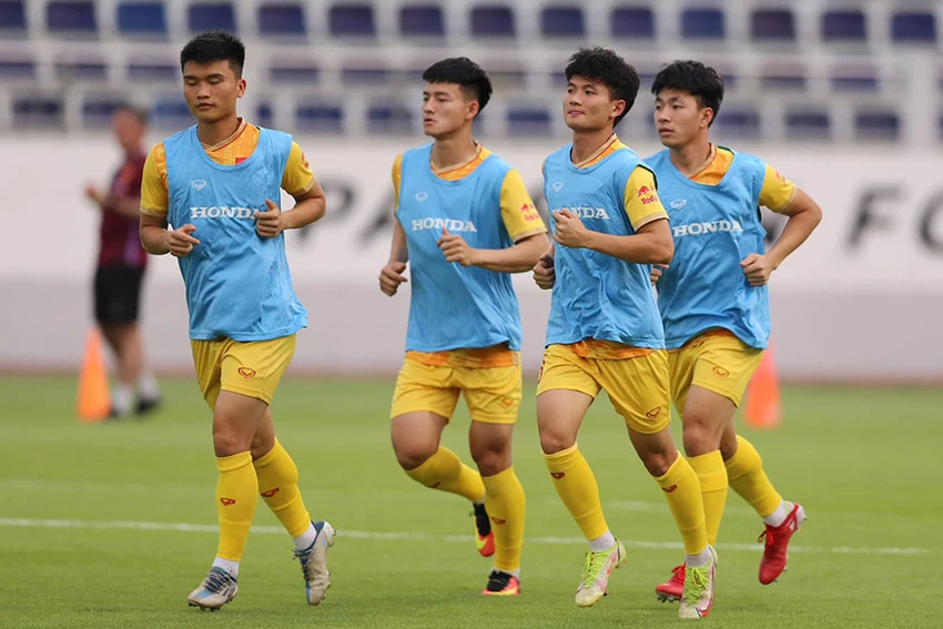 HLV Troussier muốn các học trò tự tin chinh phục nhiều giải đấu bắt đầu từ SEA Games 32. Ảnh: Đ.H.VINH HLV Troussier muốn các học trò tự tin chinh phục nhiều giải đấu bắt đầu từ SEA Games 32. Ảnh: Đ.H.VINH