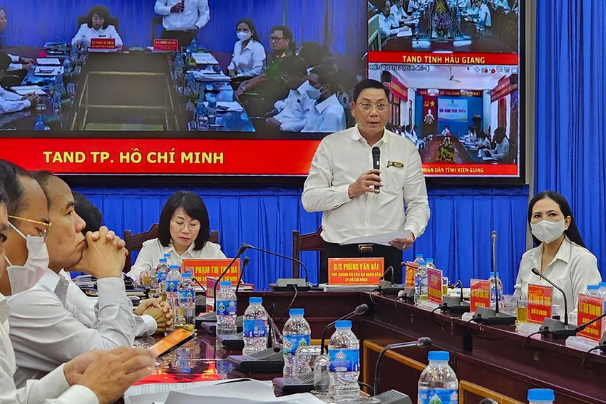 Ông Phùng Văn Hải, Phó Chánh án TAND TP.HCM, đặt câu hỏi tại hội nghị. Ảnh: SONG MAI Ông Phùng Văn Hải, Phó Chánh án TAND TP.HCM, đặt câu hỏi tại hội nghị. Ảnh: SONG MAI