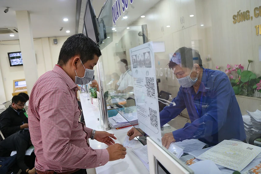 Cán bộ UBND quận Bình Tân, TP.HCM giải quyết thủ tục hành chính cho người dân. Ảnh: HOÀNG GIANG