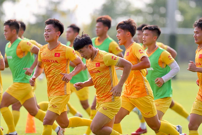Các cầu thủ U-22 Việt Nam đang nỗ lực tập luyện trước trận đầu gặp U-22 Lào. Ảnh: ANH DUY