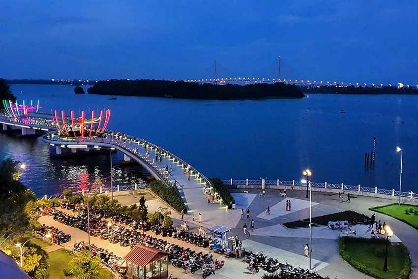Cầu đi bộ ở bến Ninh Kiều, TP Cần Thơ. Ảnh: CHÂU ANH