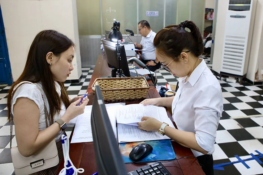 Thư ký tòa thực hiện công việc hành chính, tiếp nhận đơn, thư của người dân. Ảnh: NGUYỆT NHI Thư ký tòa thực hiện công việc hành chính, tiếp nhận đơn, thư của người dân. Ảnh: NGUYỆT NHI