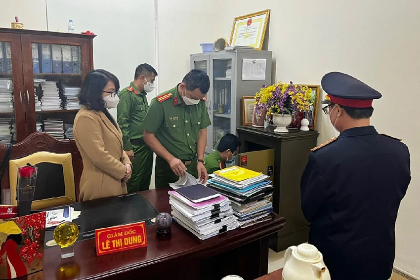 Cô giáo Lê Thị Dung lúc bị khám xét phòng làm việc. Ảnh: TL Cô giáo Lê Thị Dung lúc bị khám xét phòng làm việc. Ảnh: TL