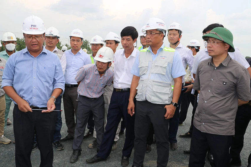 Thứ trưởng Bộ GTVT Nguyễn Duy Lâm cùng đoàn công tác đã trực tiếp kiểm tra hiện trường thi công dự án cao tốc Mỹ Thuận - Cần Thơ. Ảnh: HẢI DƯƠNG