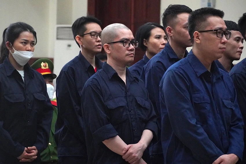 Các bị cáo nghe tòa tuyên án. Ảnh: HỮU ĐĂNG