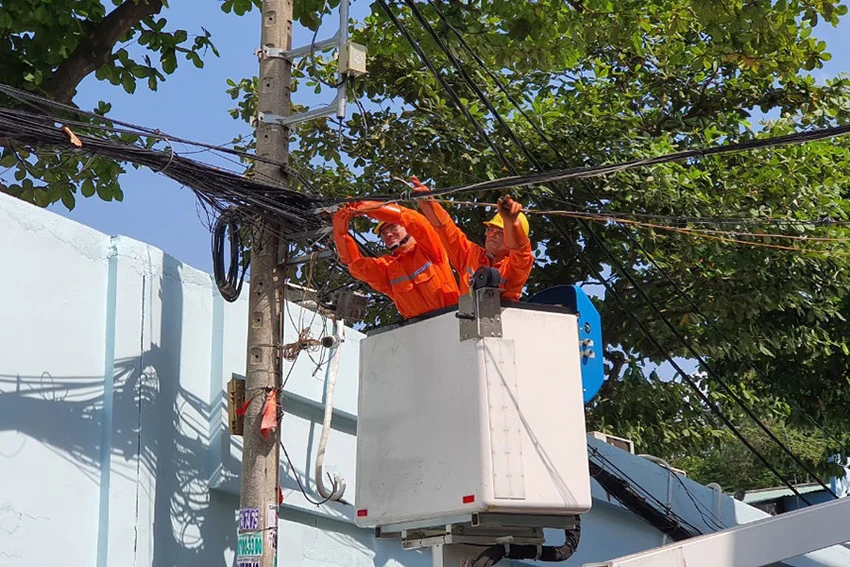 Ngành điện đang thực hiện bảo trì đồng loạt để đảm bảo an toàn cung ứng điện trước thời điểm giao mùa. Ảnh: ĐÀO TRANG Ngành điện đang thực hiện bảo trì đồng loạt để đảm bảo an toàn cung ứng điện trước thời điểm giao mùa. Ảnh: ĐÀO TRANG