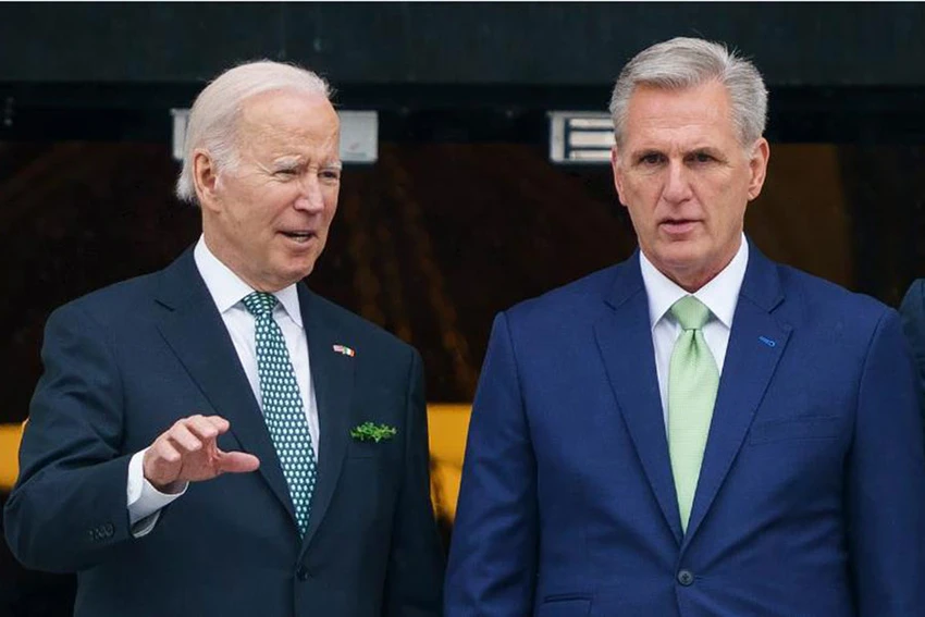 Kết quả đàm phán nâng trần nợ công phụ thuộc nhiều vào cuộc gặp giữa Tổng thống Joe Biden (trái) và Chủ tịch Hạ viện Mỹ Kevin McCarthy. Ảnh: THE ECONOMIST Kết quả đàm phán nâng trần nợ công phụ thuộc nhiều vào cuộc gặp giữa Tổng thống Joe Biden (trái) và Chủ tịch Hạ viện Mỹ Kevin McCarthy. Ảnh: THE ECONOMIST