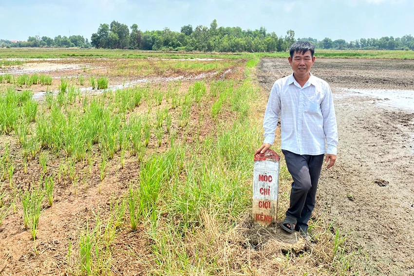 Ông Nguyễn Trung Hiếu đứng trên phần đất bàn giao cho Nhà nước để xây dựng dự án vành đai 3 TP.HCM. Ảnh: TRẦN NGỌC