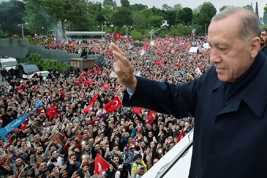 Tổng thống Thổ Nhĩ Kỳ Recep Tayyip Erdogan gặp người ủng hộ sau chiến thắng ngày 28-5 ở thủ đô Ankara. Ảnh: REUTERS Tổng thống Thổ Nhĩ Kỳ Recep Tayyip Erdogan gặp người ủng hộ sau chiến thắng ngày 28-5 ở thủ đô Ankara. Ảnh: REUTERS
