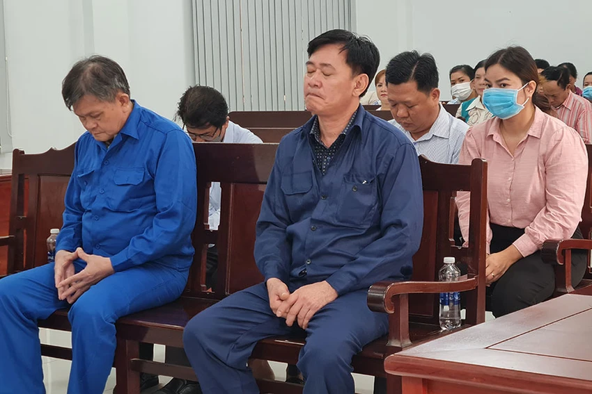 Bị cáo Nguyễn Văn Bế và Trần Quốc Tuấn tại tòa. Ảnh: VH Bị cáo Nguyễn Văn Bế và Trần Quốc Tuấn tại tòa. Ảnh: VH