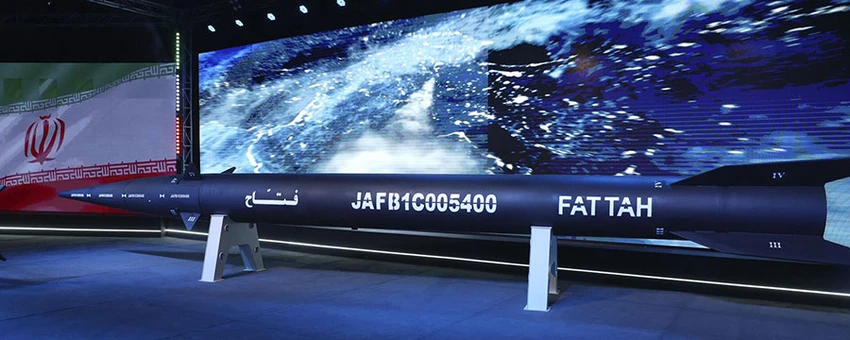Tên lửa đạn đạo siêu vượt âm Fattah của Iran có tầm bắn 1.400 km. Ảnh: AP Tên lửa đạn đạo siêu vượt âm Fattah của Iran có tầm bắn 1.400 km. Ảnh: AP